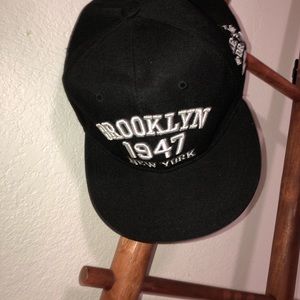 STREET WEAR BLACK AND WHITE HAT